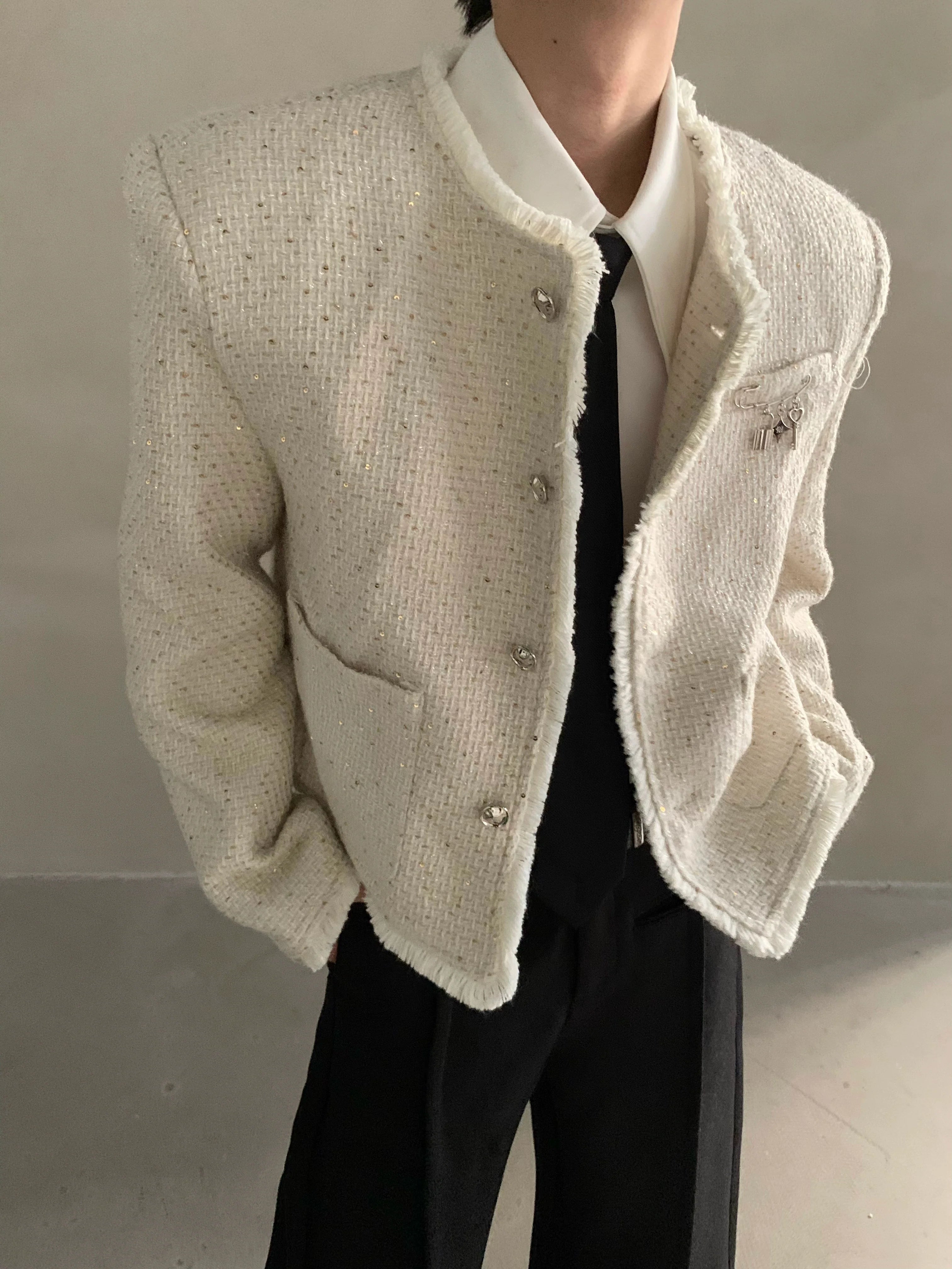 Exklusive, extravagante, mit Fransen besetzte und duftende Herrenjacke für Herbst und Winter – ein hochwertiges Modell mit kurzen, wattierten Schultern. 