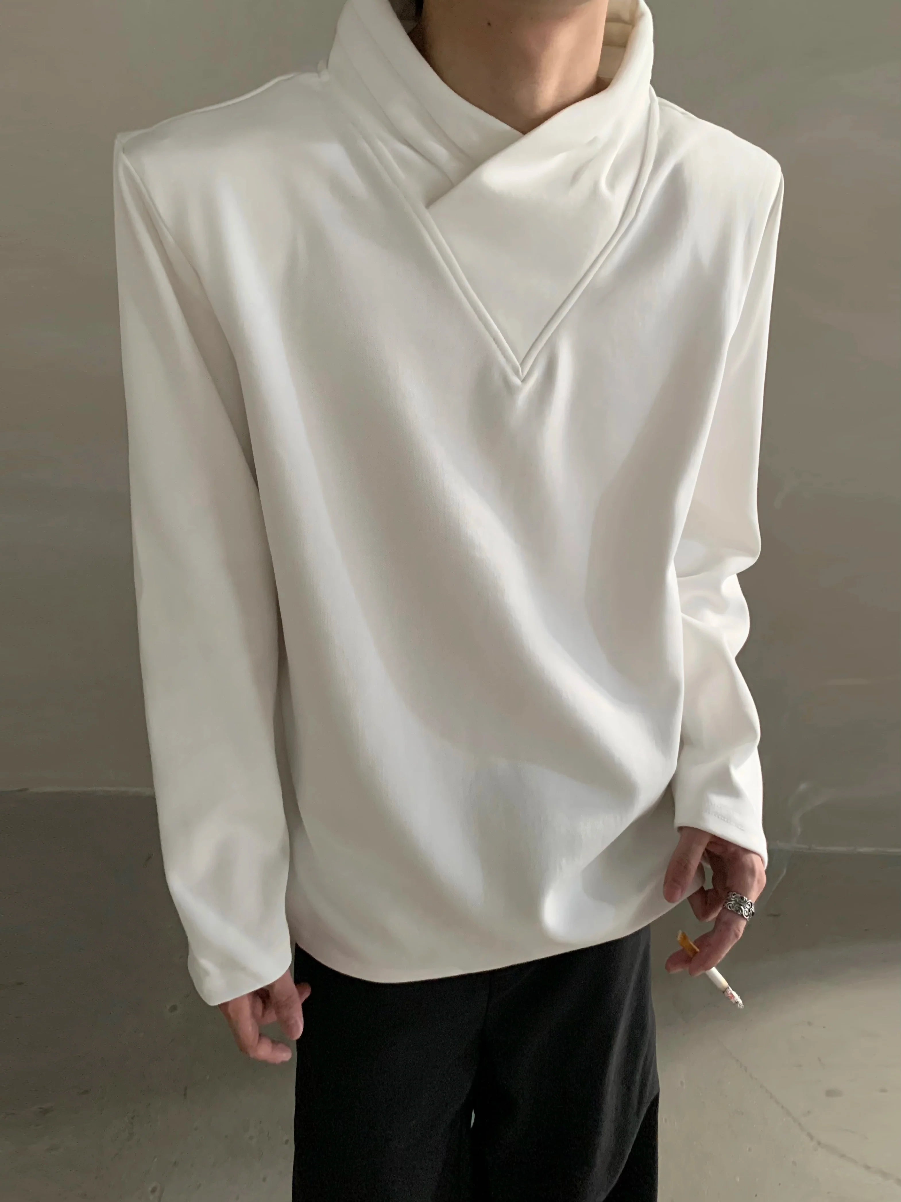 Hochwertiges, langärmeliges Herren-T-Shirt mit Stehkragen für den Herbst – locker, robust und lässig-elegant. 