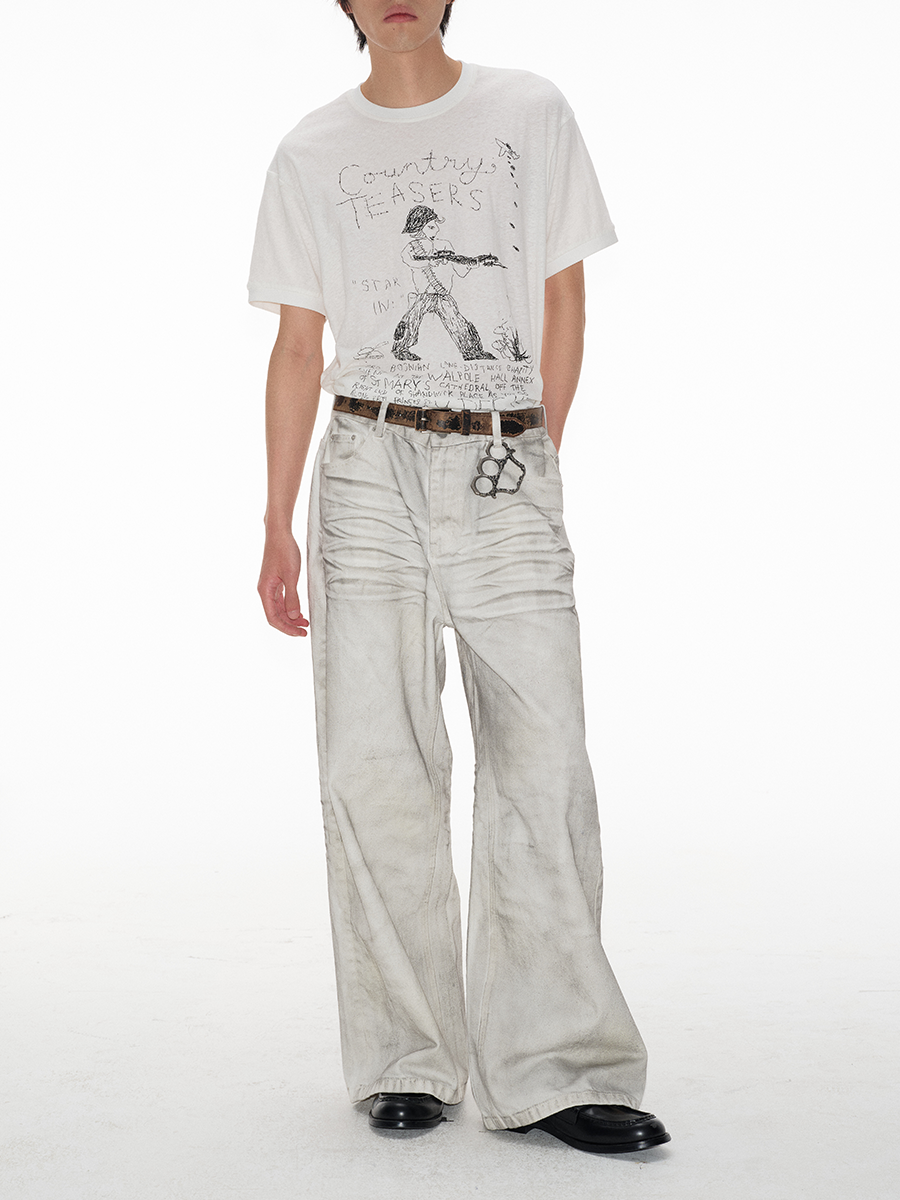 Schmutzig gefärbte, alte weiße Jeans, natürlich schmutzig gefärbt, Falten, Katzenbart-Effekt, gerade, weite Hose