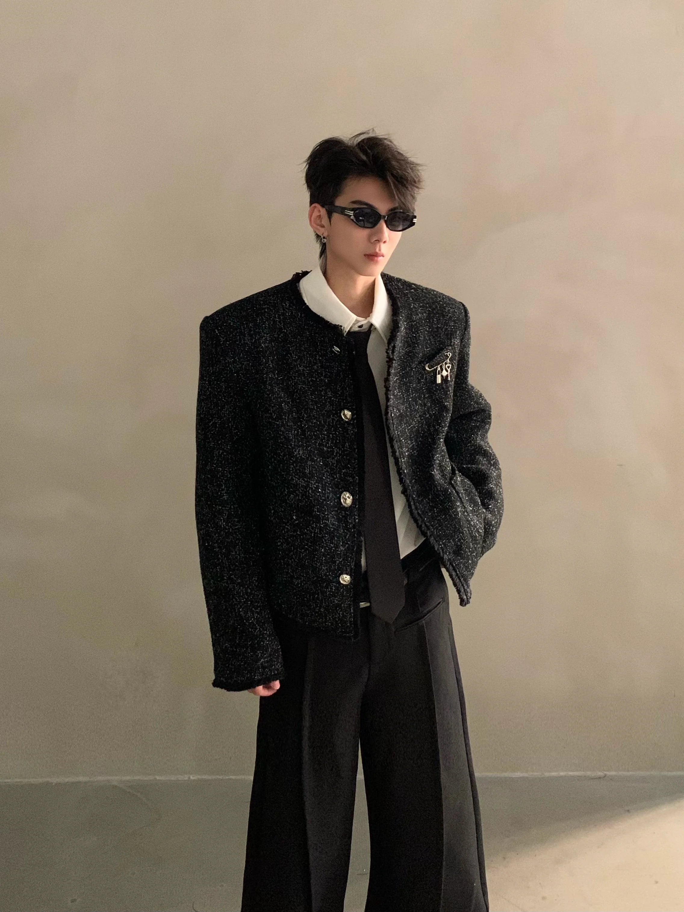 Exklusive, extravagante, mit Fransen besetzte und duftende Herrenjacke für Herbst und Winter – ein hochwertiges Modell mit kurzen, wattierten Schultern. 