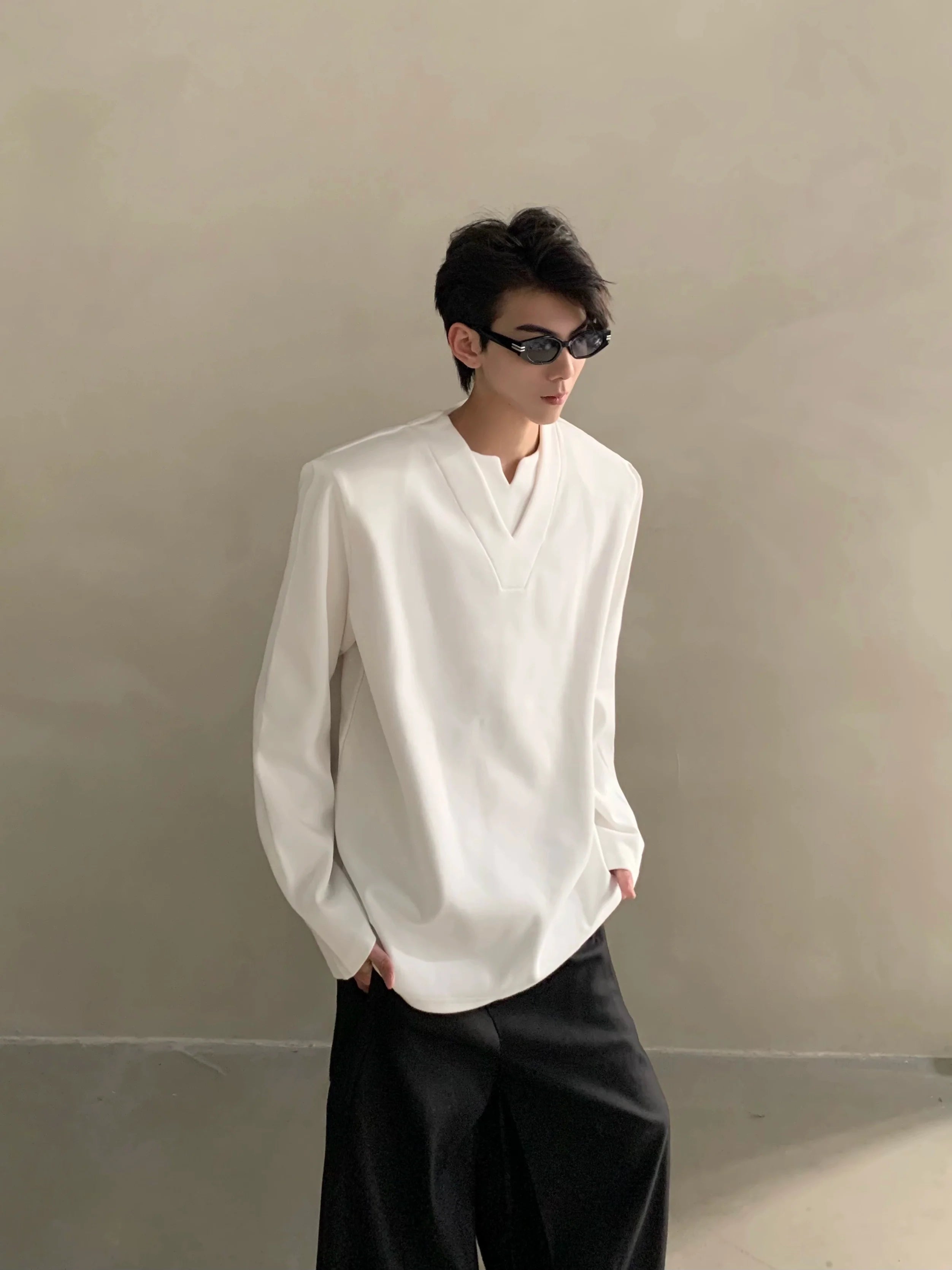 가을 고급 감성 니치 디자인 감각 브이넥 어깨 패드 긴팔 티셔츠, 남성용 활용도 높은 루즈핏 