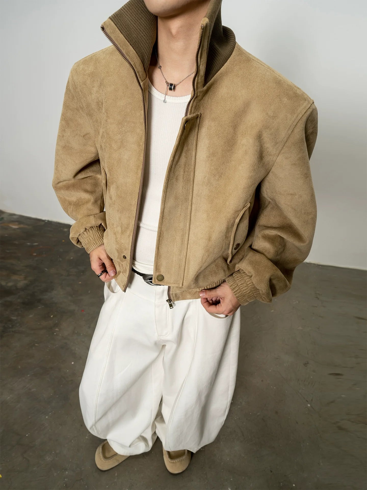 고급스러운 질감의 스웨이드 소재에 실로 짜인 터틀넥 반팔 재킷, 가을 실루엣의 어깨 패드 루즈핏 코트