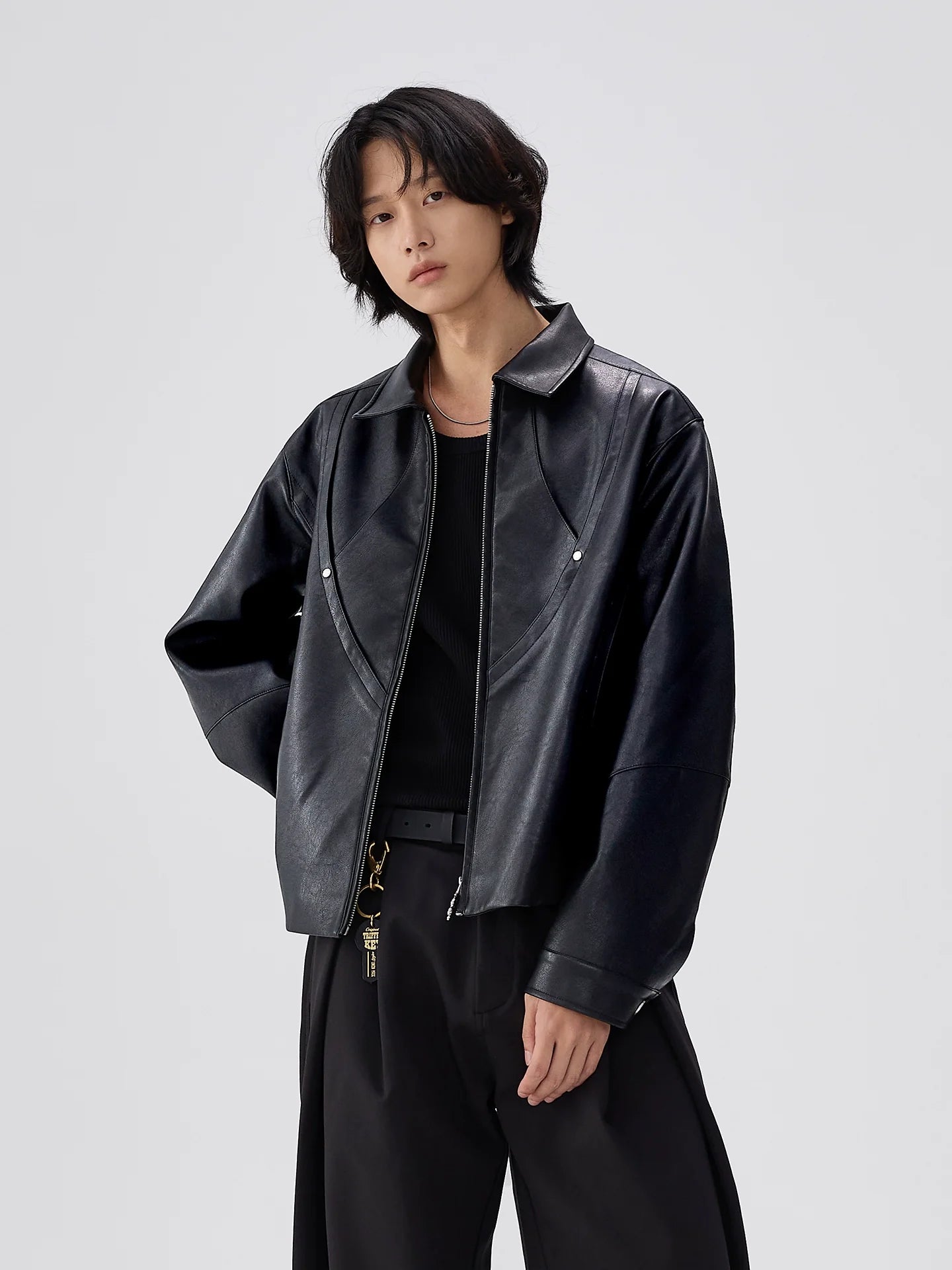 루즈리프 3차원 시미터 소매 라펠 재킷 남성용 신구조 라인 숏 가죽 재킷 