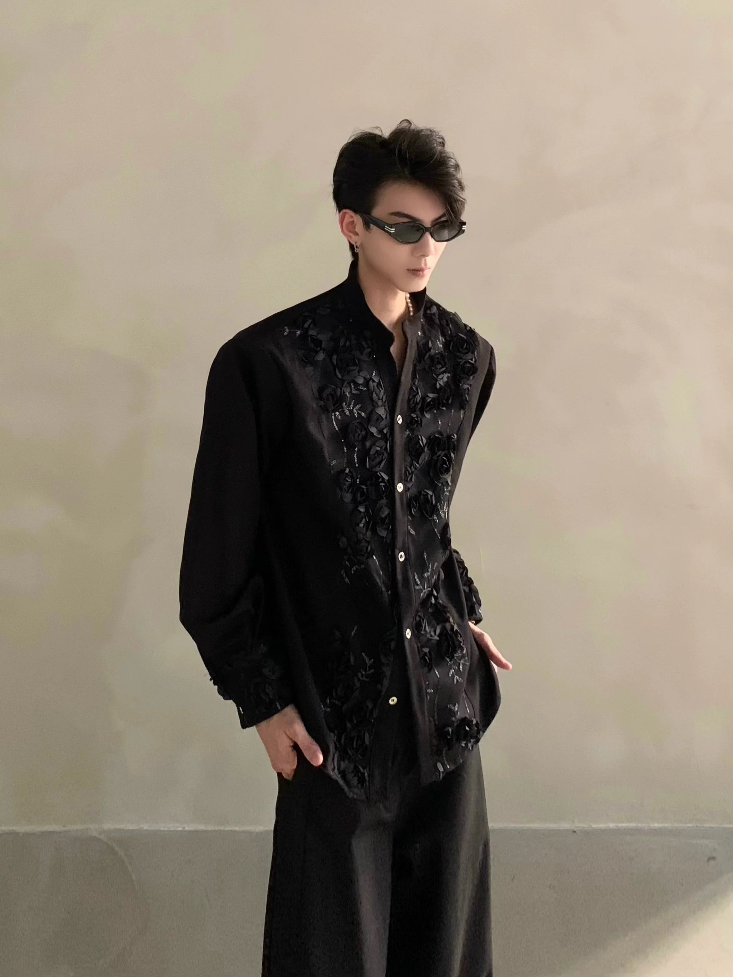 가볍고 고급스러운 니치 하이엔드 3D 꽃무늬 디자인 블랙 숄더 패드 셔츠, 남성용 러피안 핸섬 셔츠, 트렌디한 스타일 