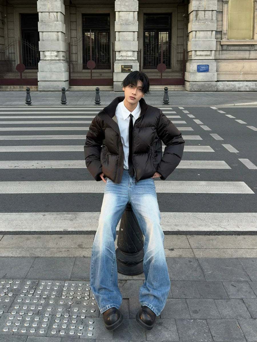 Daunenjacke mit Stehkragen, kurzem, weitem, kastenförmigem Schnitt und Satin-Glanz, Modell „Blue Light“ und „Doug“, mit 90 weißen Entendaunen 