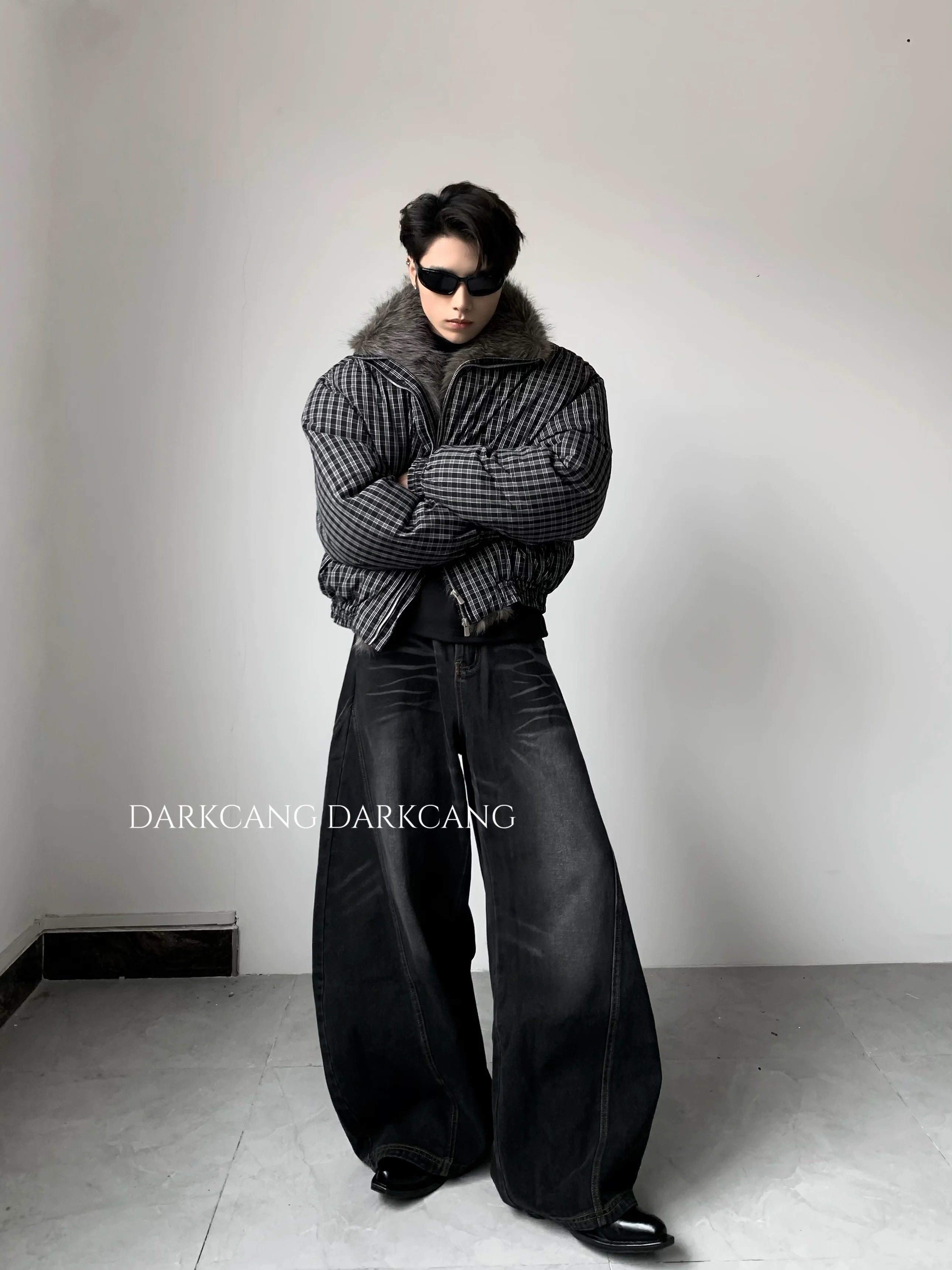 가볍고 고급스러운 따뜻한 큰 퍼 칼라, 깔끔한 핏의 남성용 패딩 면 소재 두꺼운 반팔 티셔츠, 트렌디한 스타일 