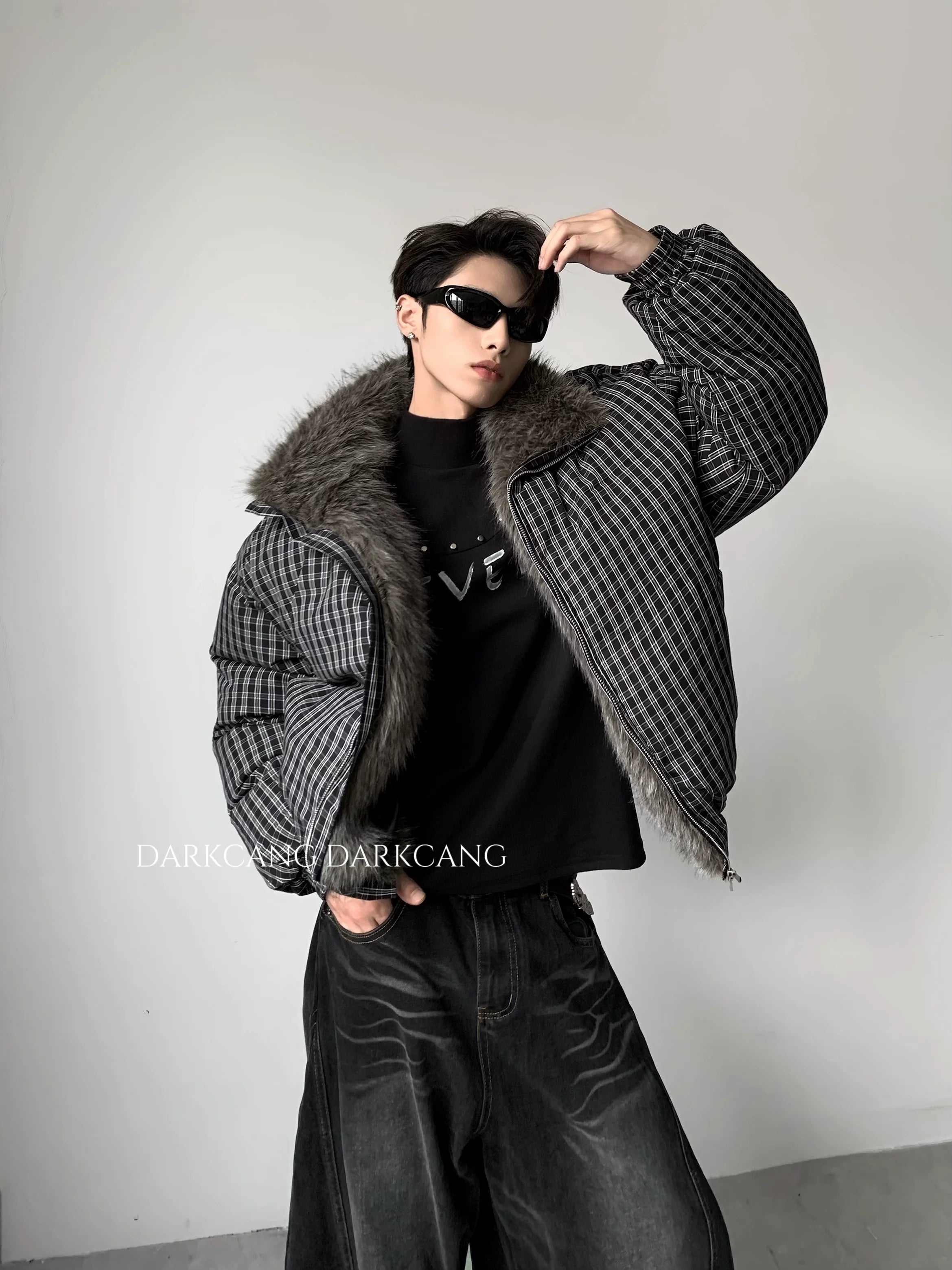 가볍고 고급스러운 따뜻한 큰 퍼 칼라, 깔끔한 핏의 남성용 패딩 면 소재 두꺼운 반팔 티셔츠, 트렌디한 스타일 