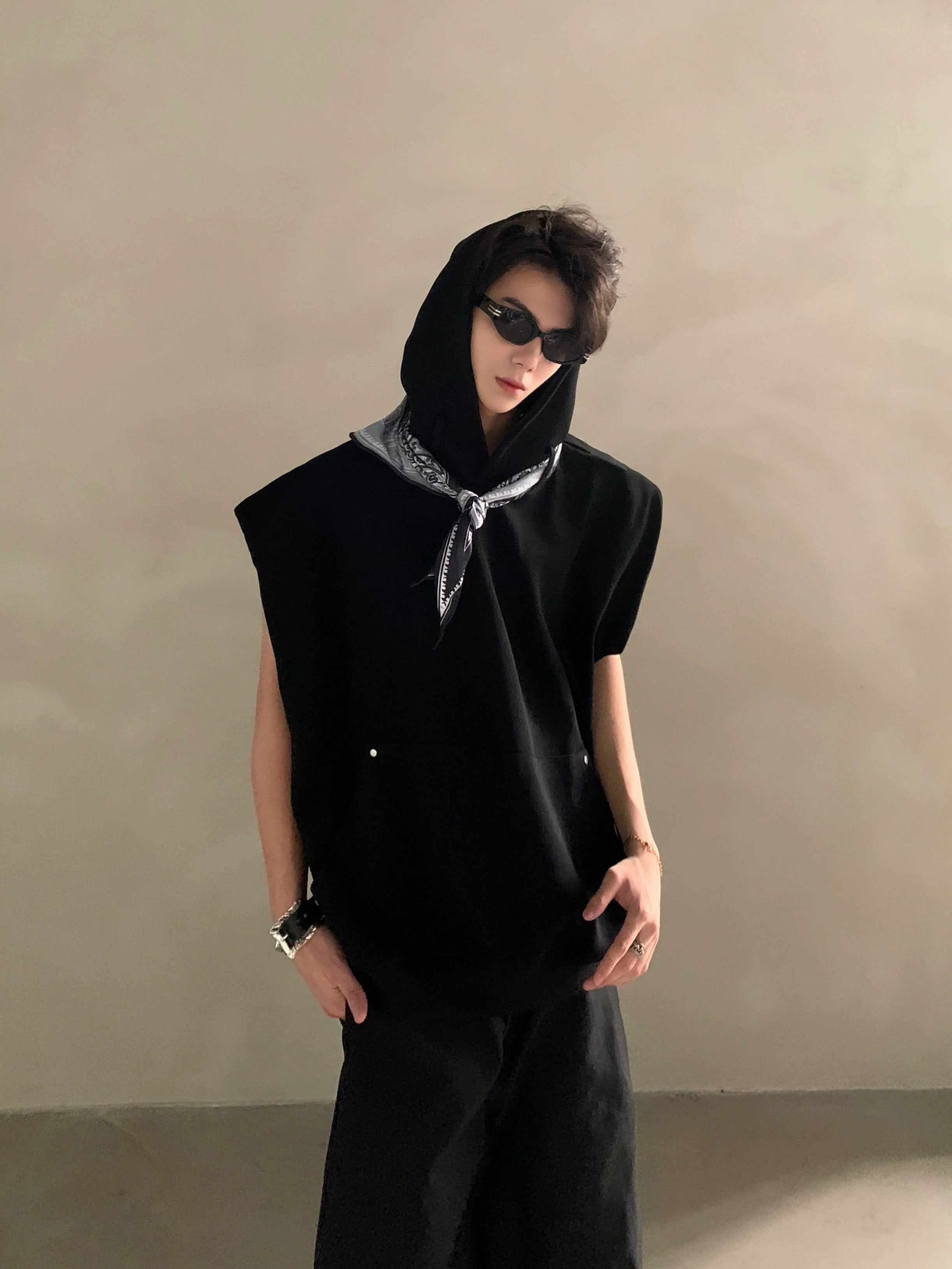 Summer high-end sense niche design sense silk scarf collar sleeveless T-shirt male ruffian handsome silhouette half-sleeve tide