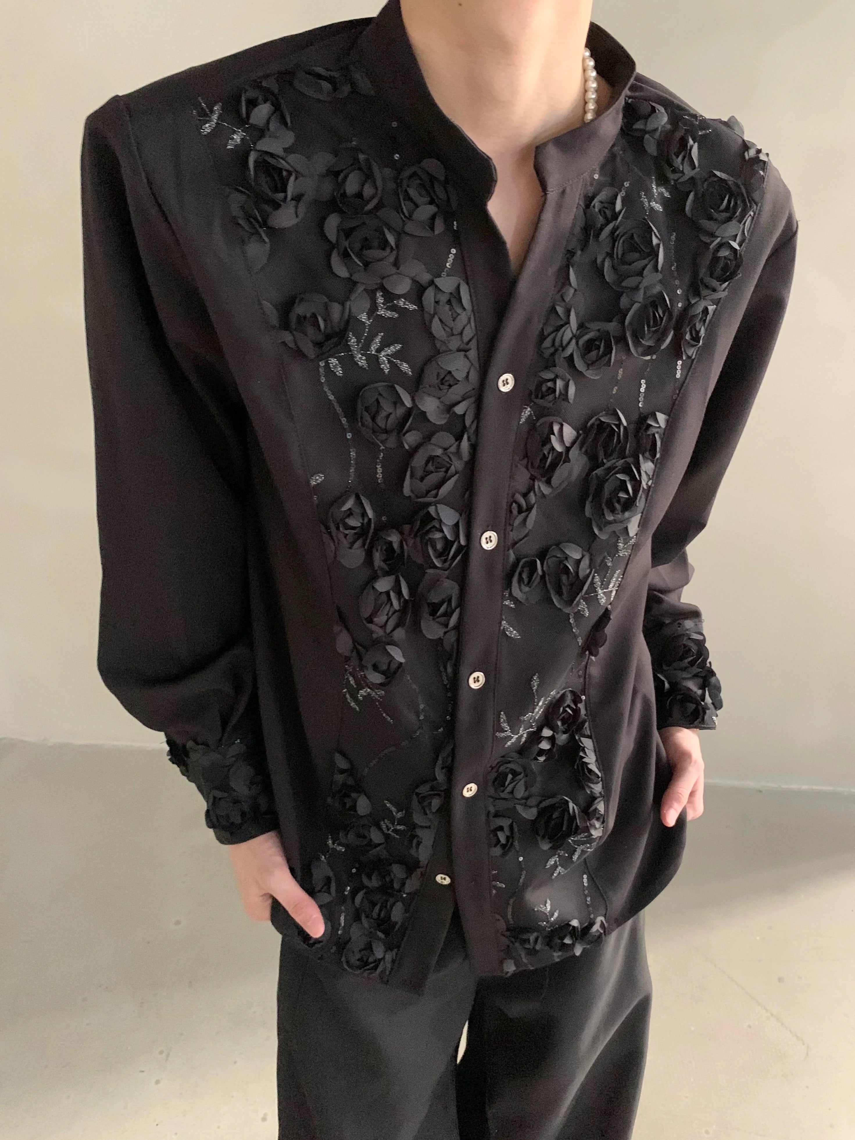 가볍고 고급스러운 니치 하이엔드 3D 꽃무늬 디자인 블랙 숄더 패드 셔츠, 남성용 러피안 핸섬 셔츠, 트렌디한 스타일 