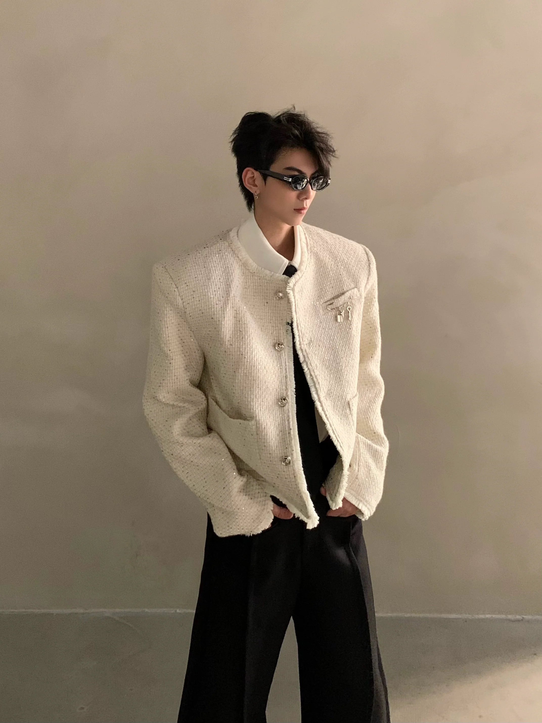 Exklusive, extravagante, mit Fransen besetzte und duftende Herrenjacke für Herbst und Winter – ein hochwertiges Modell mit kurzen, wattierten Schultern. 