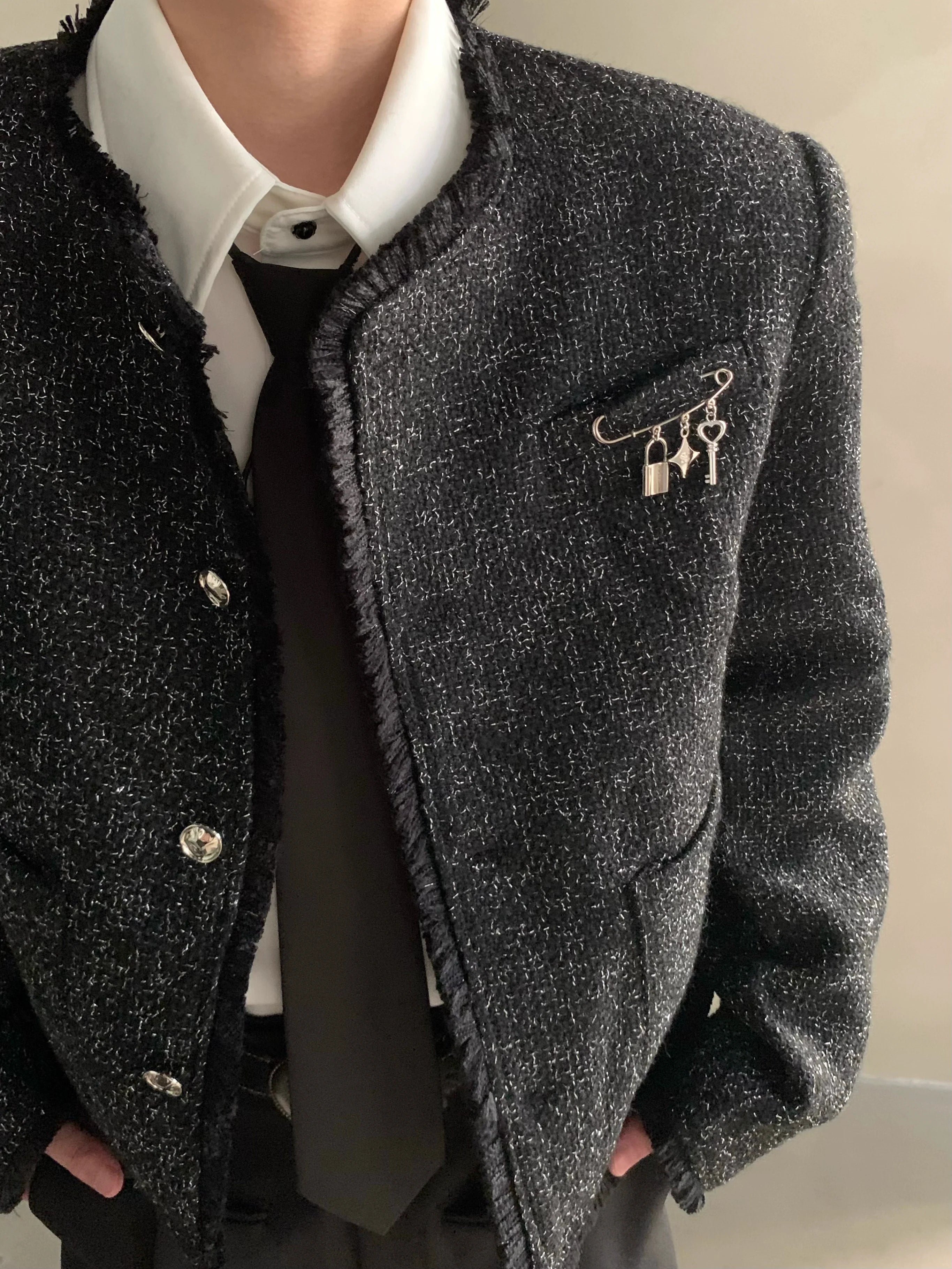 Exklusive, extravagante, mit Fransen besetzte und duftende Herrenjacke für Herbst und Winter – ein hochwertiges Modell mit kurzen, wattierten Schultern. 