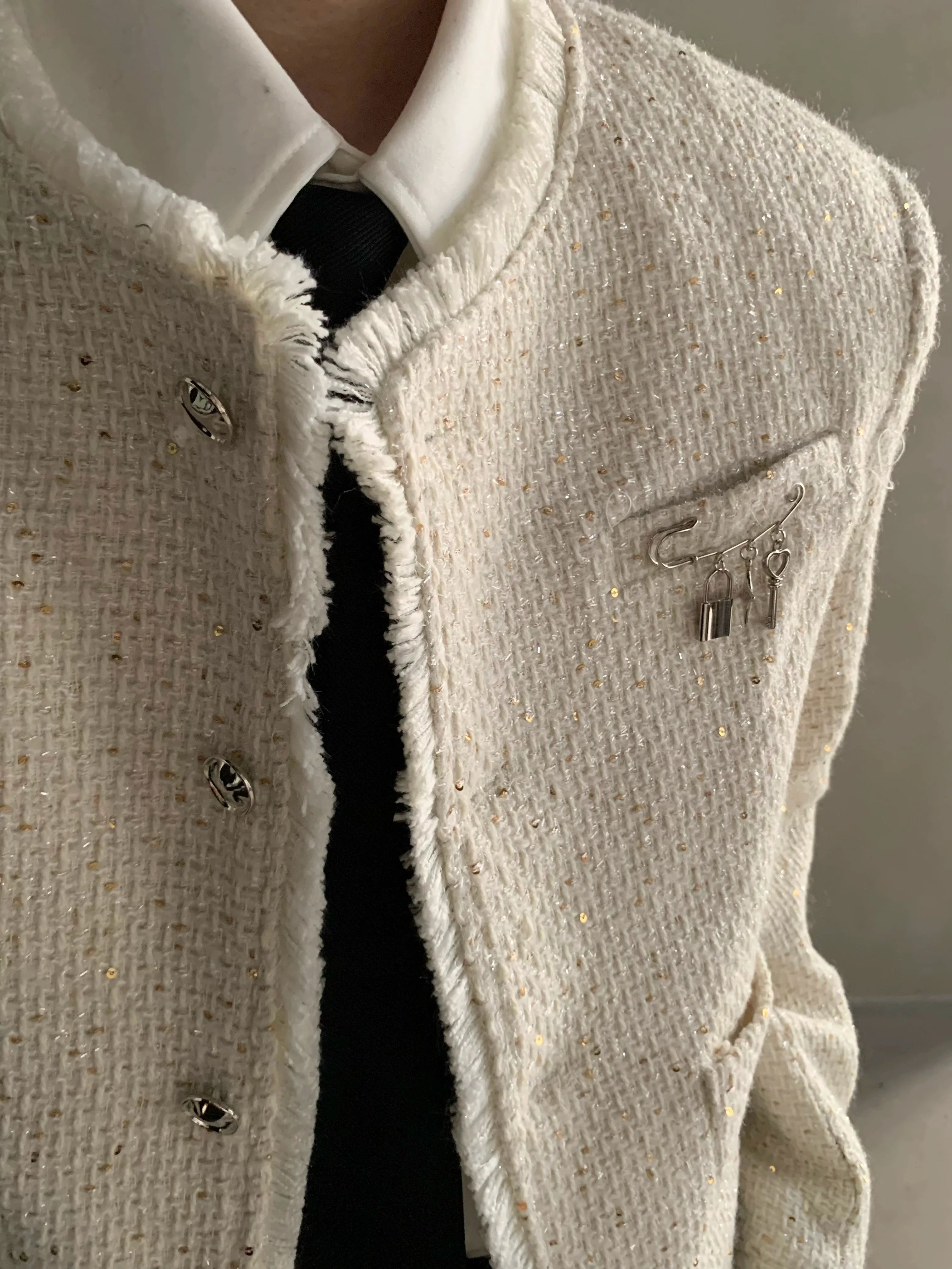 Exklusive, extravagante, mit Fransen besetzte und duftende Herrenjacke für Herbst und Winter – ein hochwertiges Modell mit kurzen, wattierten Schultern. 