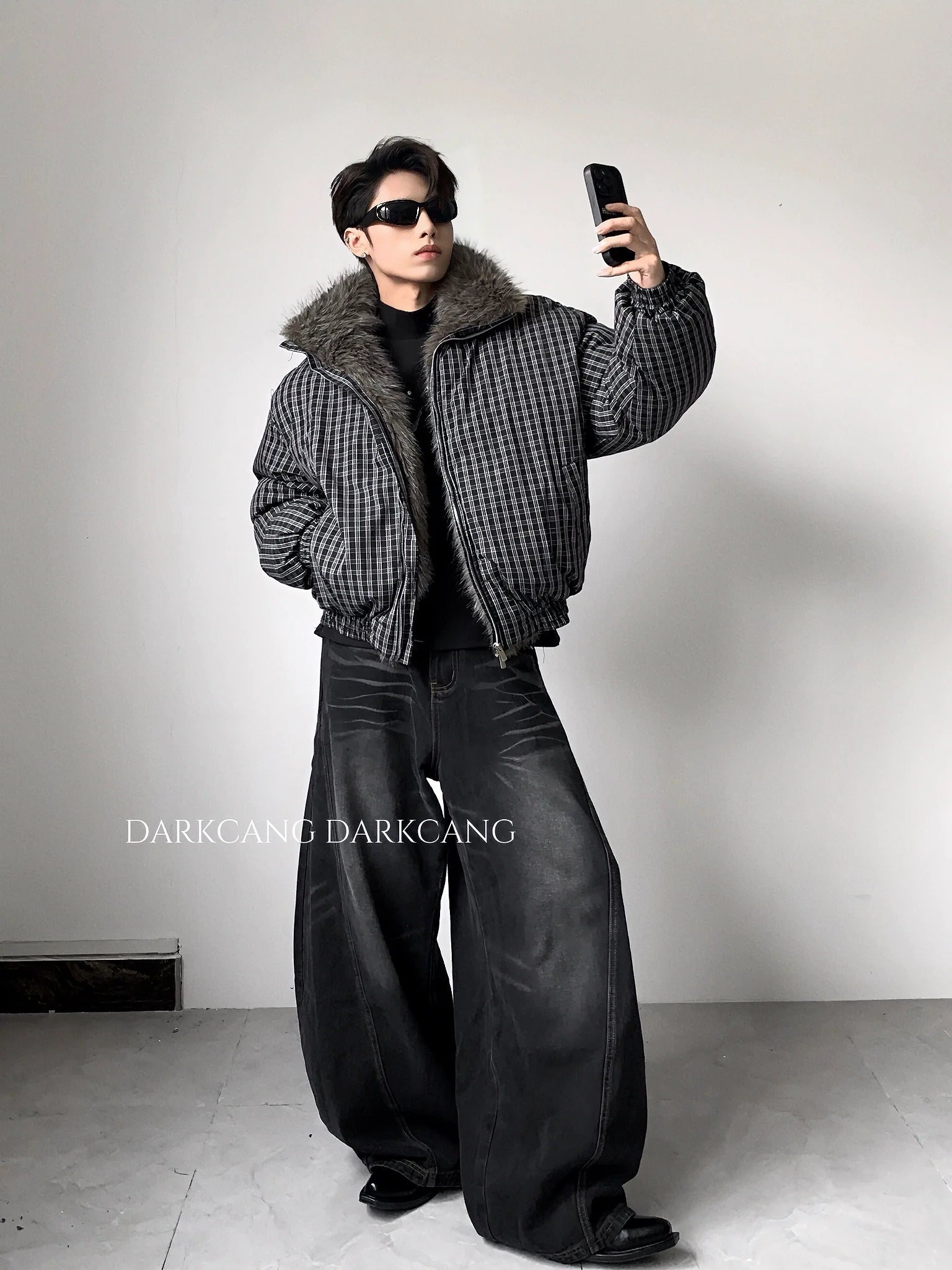 가볍고 고급스러운 따뜻한 큰 퍼 칼라, 깔끔한 핏의 남성용 패딩 면 소재 두꺼운 반팔 티셔츠, 트렌디한 스타일 