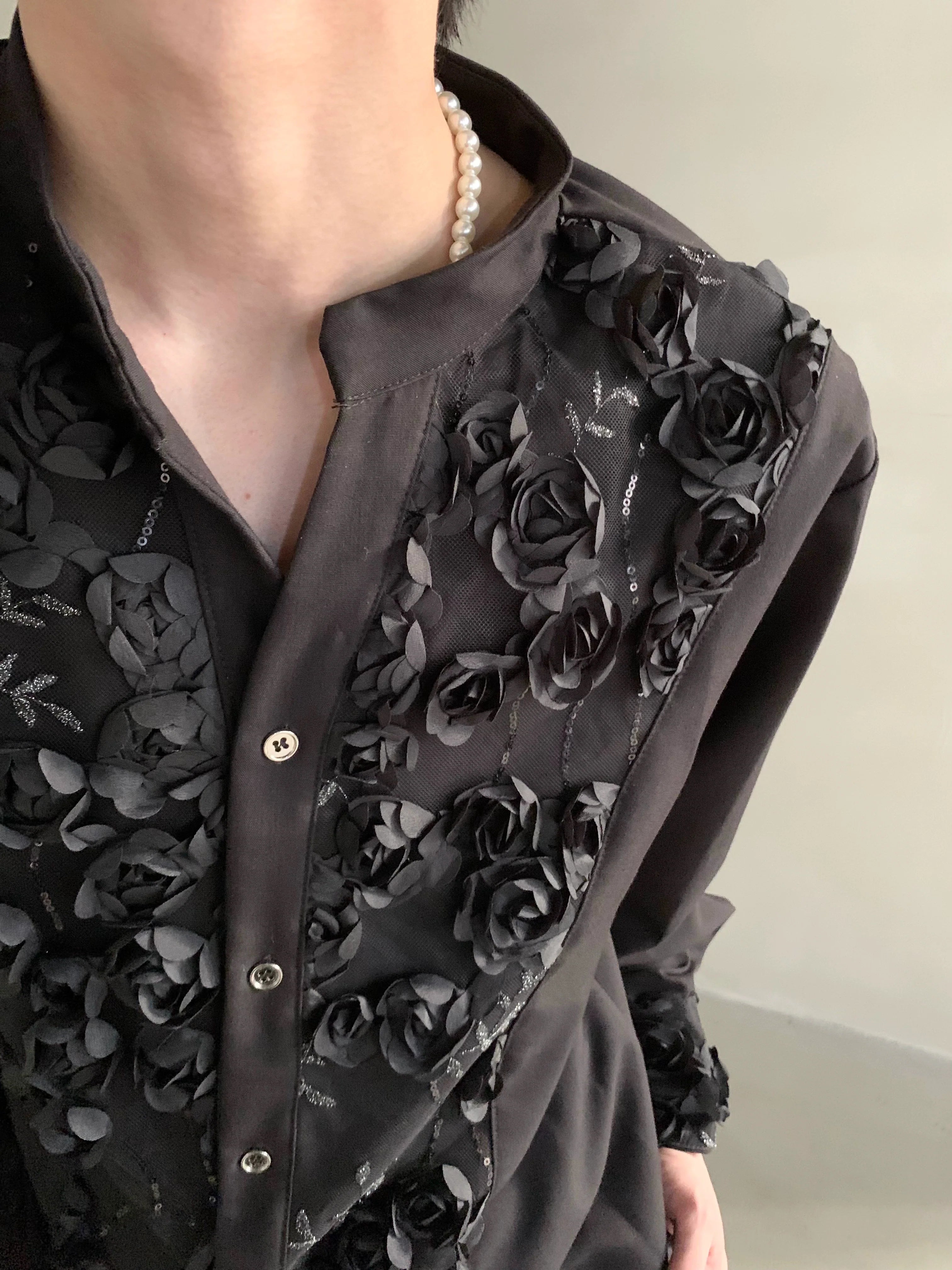 가볍고 고급스러운 니치 하이엔드 3D 꽃무늬 디자인 블랙 숄더 패드 셔츠, 남성용 러피안 핸섬 셔츠, 트렌디한 스타일 