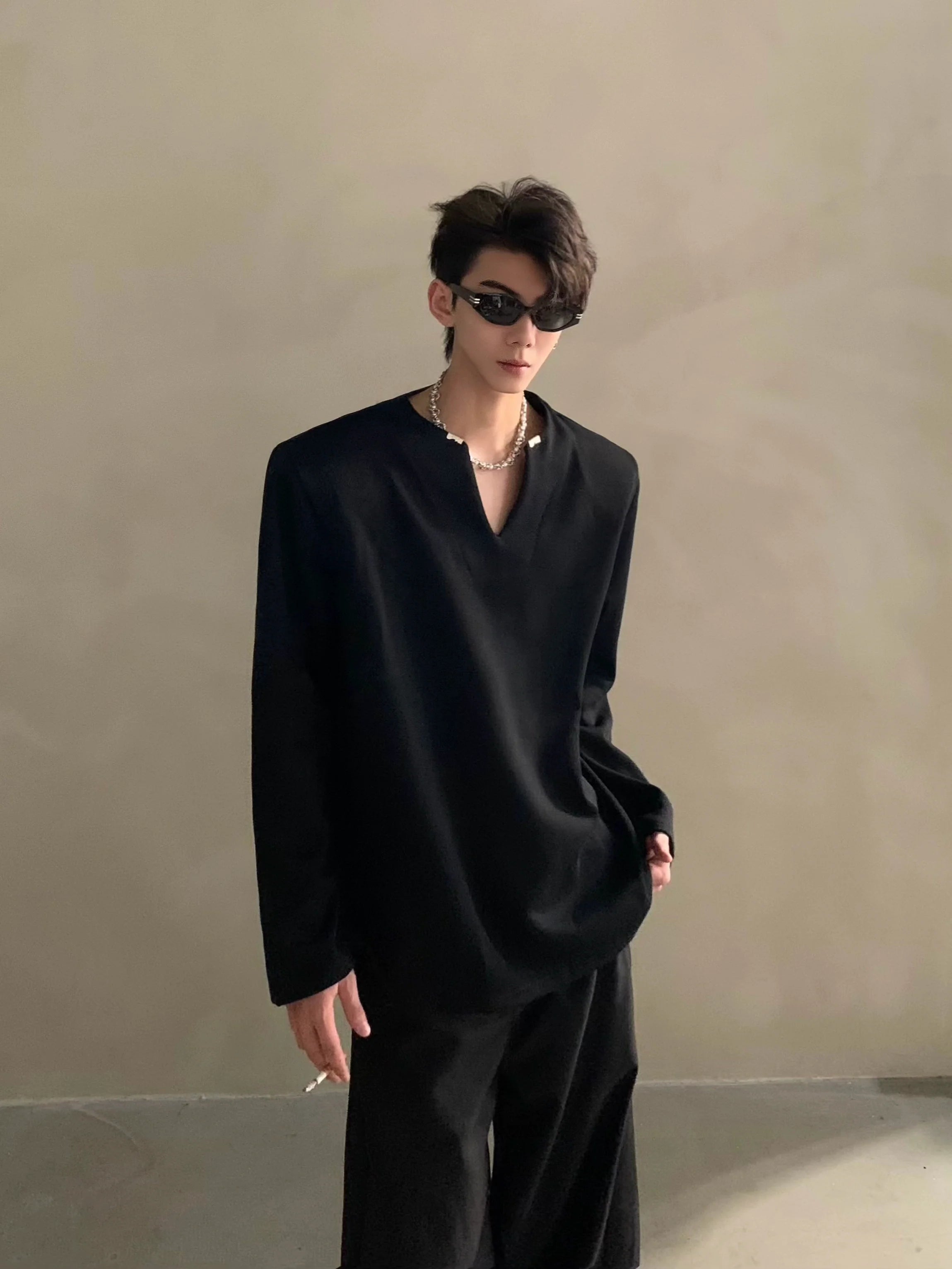 Autumn high-end V-neck metal decorative shoulder pads long-sleeved T-shirt men's ruffian handsome loose top