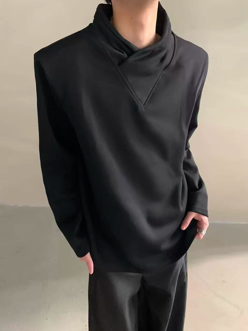 Hochwertiges, langärmeliges Herren-T-Shirt mit Stehkragen für den Herbst – locker, robust und lässig-elegant. 