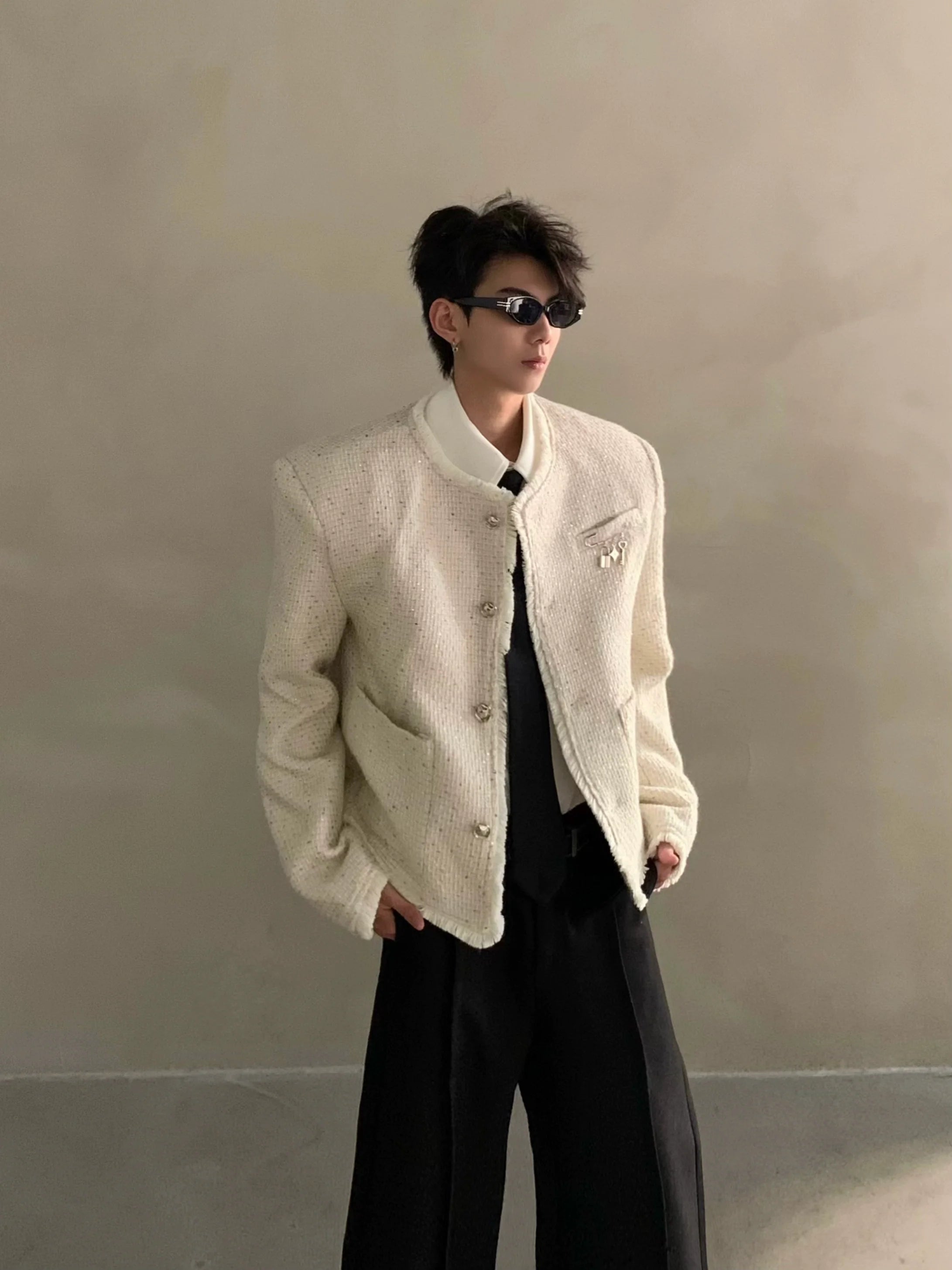 Exklusive, extravagante, mit Fransen besetzte und duftende Herrenjacke für Herbst und Winter – ein hochwertiges Modell mit kurzen, wattierten Schultern. 