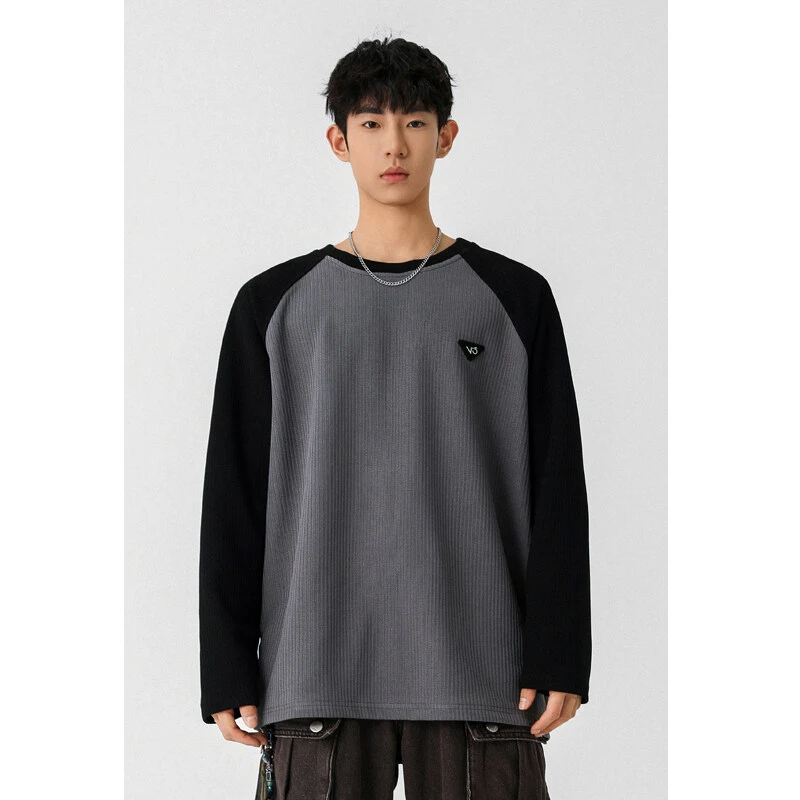 대조적인 색상과 질감의 조화가 돋보이는 라운드넥 슬림 스웨터 SIN0988 