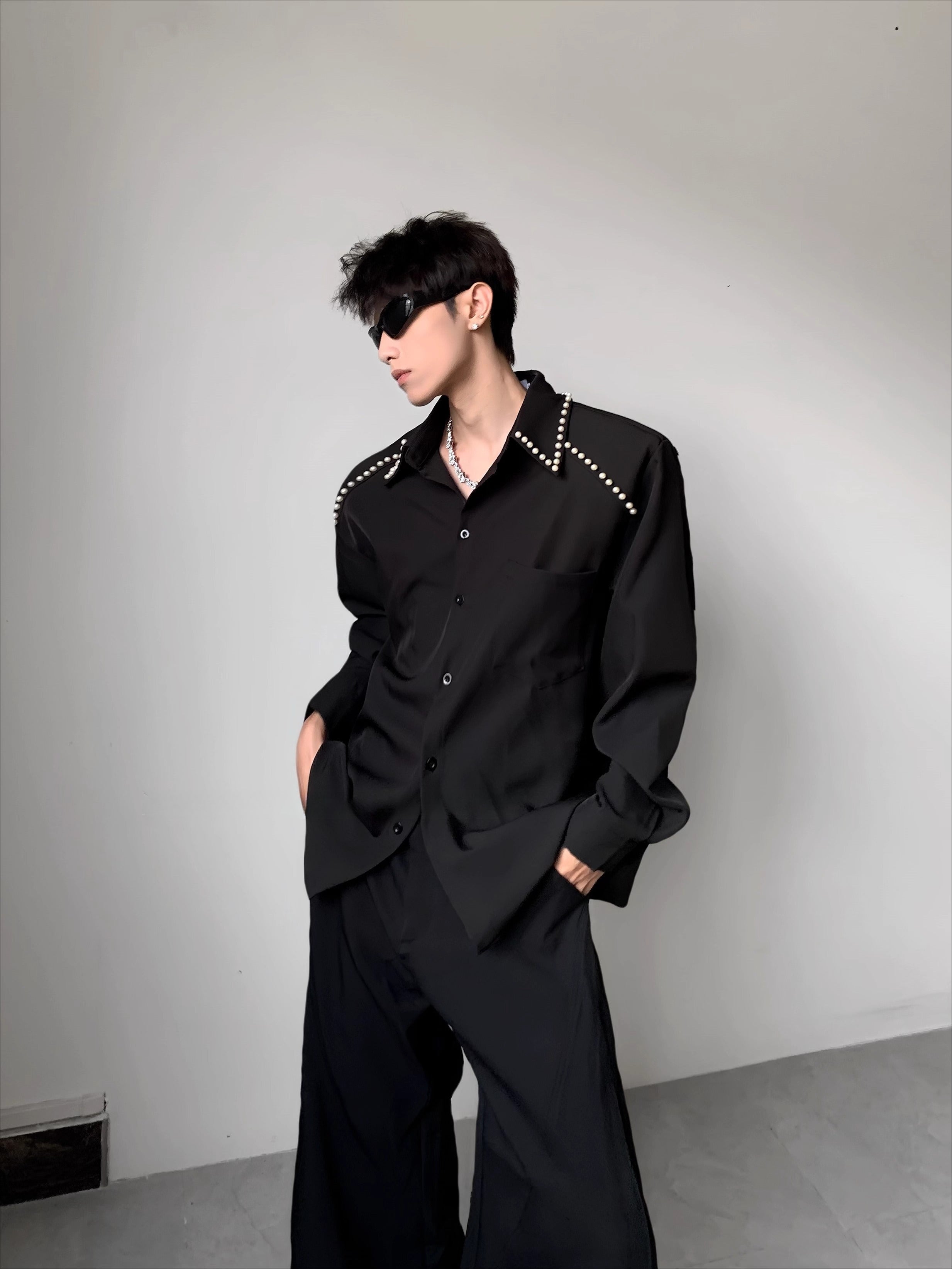 Light luxury pearl decorative design sense shoulder pad black shirt men's autumn high-end extravagant sense long-sleeved shirt